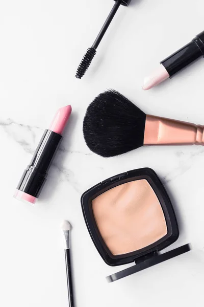 Make-up en cosmetica flatlay op marmer — Stockfoto