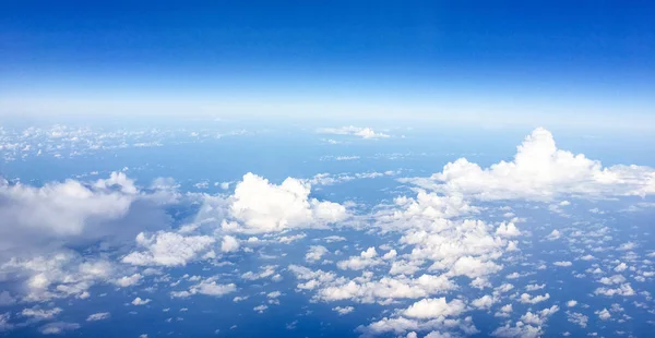 Vista da janela do avião, céu e oceano azul — Fotografia de Stock