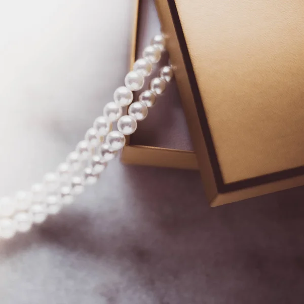 Pearl jewellery in a  golden gift box — Stock Photo, Image