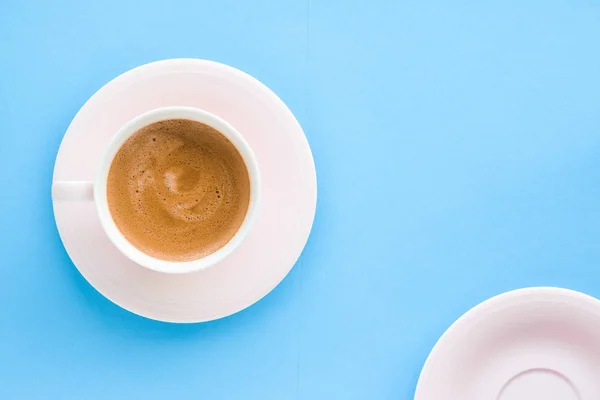 Aromatiska kaffe på blå bakgrund, flatlay — Stockfoto