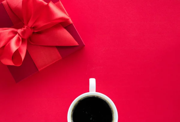 Presentbox lyx skönhet och kaffe på röd, flatlay — Stockfoto