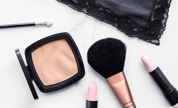 Make-up und Kosmetik Flatlay auf Marmor — Stockfoto