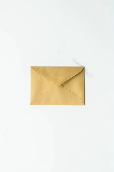 大理石背景上的信封, 消息概念 — 图库照片