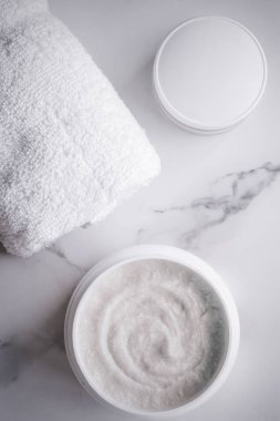 Bir mermer, flatlay bodur ve peeling kremi ürünleri