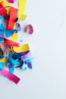 Mermer, flatlay arka plan üzerinde kağıt konfeti