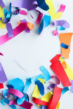 Mermer, flatlay arka plan üzerinde kağıt konfeti