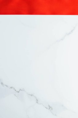 Mermer, üst görünümünde kırmızı ipek kurdele