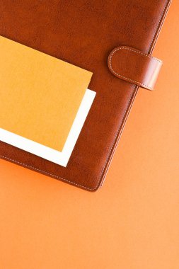 Lüks iş kahverengi kısa-çanta ofis tablo masasında flatl