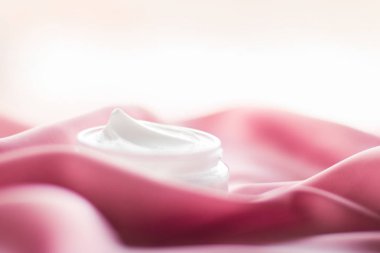 Lüks yüz kremi kavanoz yumuşak pembe ipek