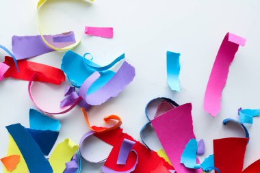 Mermer, flatlay arka plan üzerinde kağıt konfeti