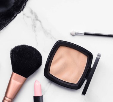 Mermer üzerinde makyaj ve kozmetik flatlay