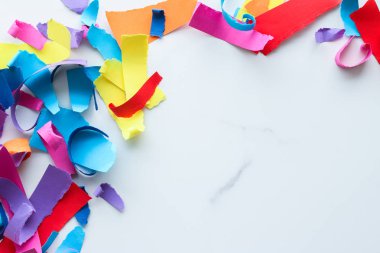 Mermer, flatlay arka plan üzerinde kağıt konfeti