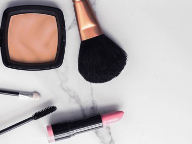 Mermer üzerinde makyaj ve kozmetik flatlay