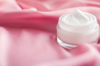 Lüks yüz kremi kavanoz yumuşak pembe ipek