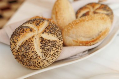 Bir restoranda taze beyaz ekmek