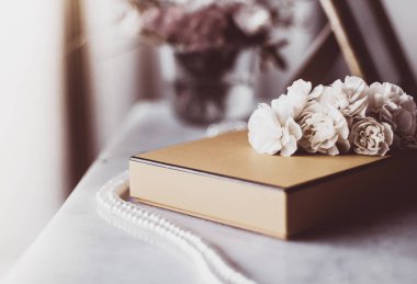 İnci mücevher altın hediye kutusu