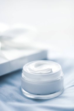 Lüks yüz kremi kavanoz ve beyaz hediye kutusu