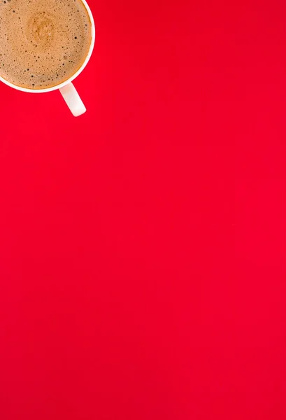 Café aromatique chaud sur fond rouge, flatlay — Photo