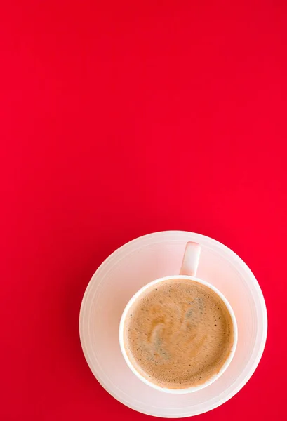 Hot aromatic coffee on red background, flatlay — Stock Photo, Image