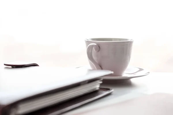 Bürotisch und Kaffeetasse, Produktivitätskonzept — Stockfoto
