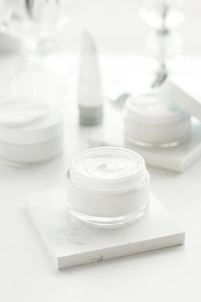 Роскошная косметика для кожи в ванной комнате
