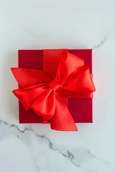 Lüks kırmızı tatil hediye mermer üzerinde — Stok fotoğraf