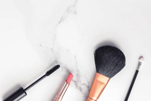 Make-up and cosmetics flatlay on marble — Stock Photo, Image