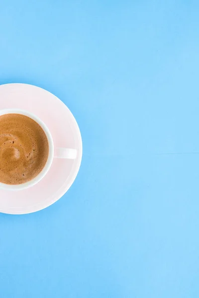 Aromatiska kaffe på blå bakgrund, flatlay — Stockfoto