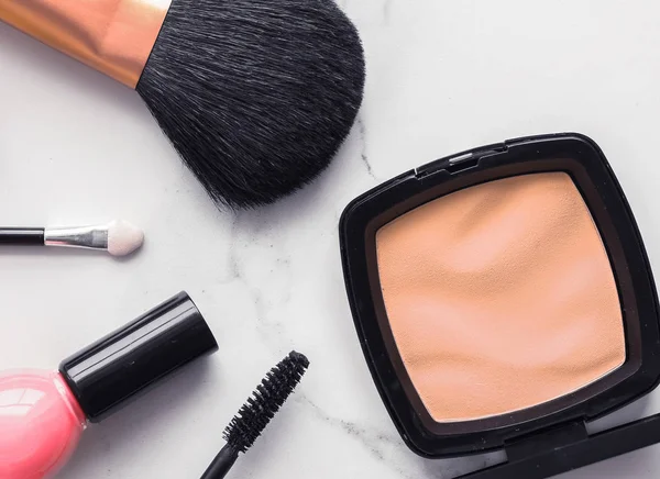 Make-up a kosmetiku flatlay na mramor — Stock fotografie