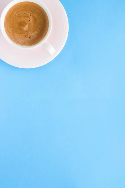 Café aromático caliente sobre fondo azul, flatlay — Foto de Stock