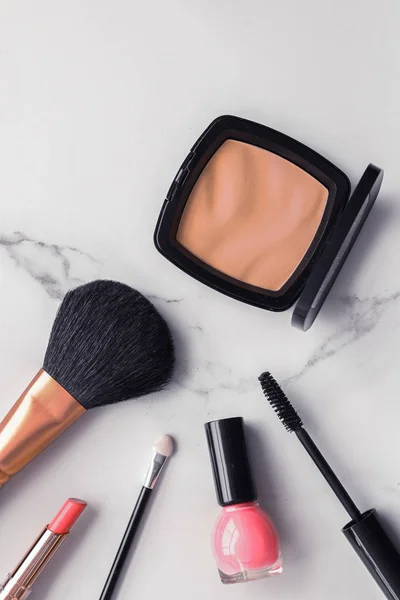 Make-up e cosmetici flatlay su marmo — Foto Stock