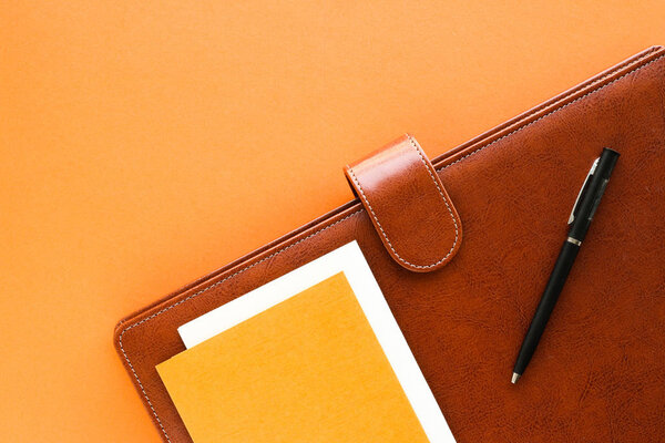 Бизнес класса люкс коричневый портфель на рабочем столе, плоский
