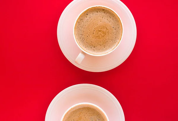 Café aromatique chaud sur fond rouge, flatlay — Photo