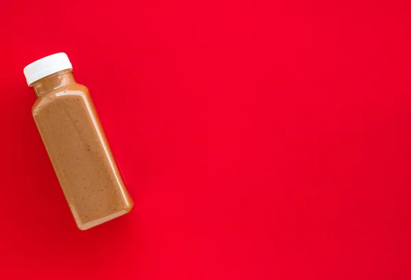 Chocolate botella de batido de plátano en rojo, flatlay —  Fotos de Stock