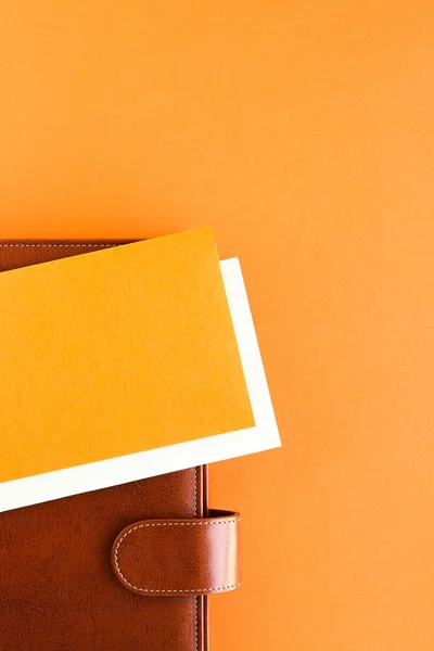 Luxusní hnědé brief kufřík na kancelářský stůl stůl, flatl — Stock fotografie