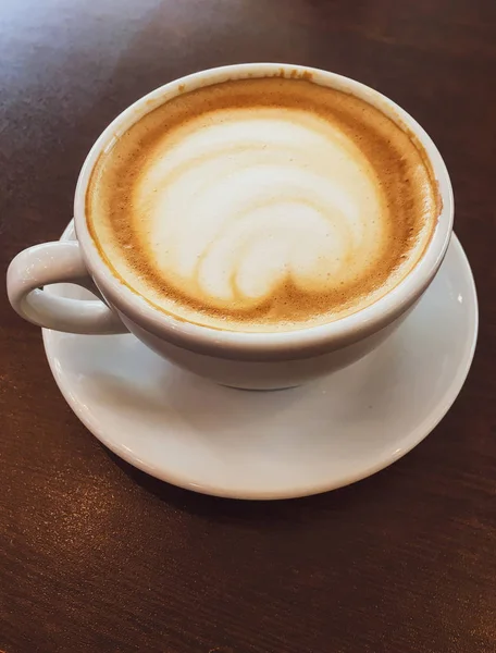 Cappuccino di restoran, saat istirahat minum kopi — Stok Foto