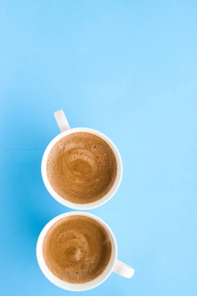 Café aromático caliente sobre fondo azul, flatlay — Foto de Stock