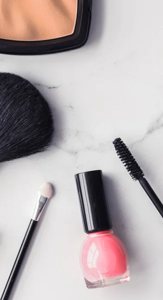 Make-up e cosmetici flatlay su marmo — Foto Stock