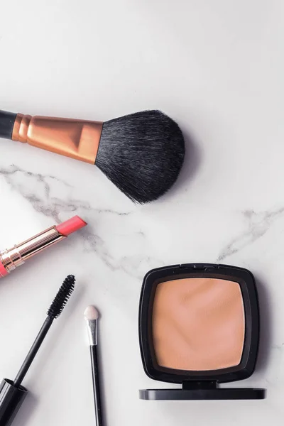 Make-up e cosmetici flatlay su marmo — Foto Stock