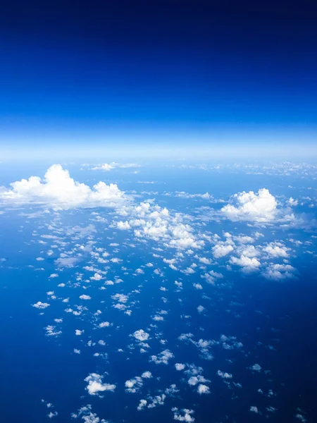 飛行機の窓、空と海の青からの眺め — ストック写真