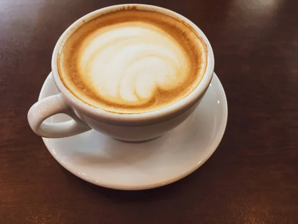 Cappuccino di restoran, saat istirahat minum kopi — Stok Foto