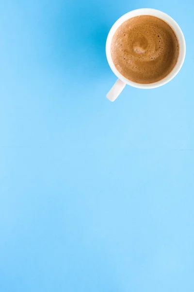 Hot aroma kopi di latar belakang biru, flatlay — Stok Foto