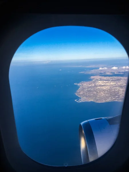 Vista dal finestrino dell'aeroplano, cielo e oceano blu — Foto Stock