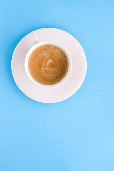 Hot aromatic coffee on blue background, flatlay — Stock Photo, Image