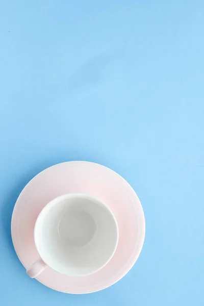 Leere Tasse und Untertasse auf blauem Hintergrund, flach — Stockfoto
