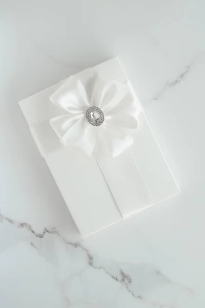 Luxus-Hochzeitsgeschenke auf Marmor — Stockfoto