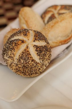 Bir restoranda taze beyaz ekmek