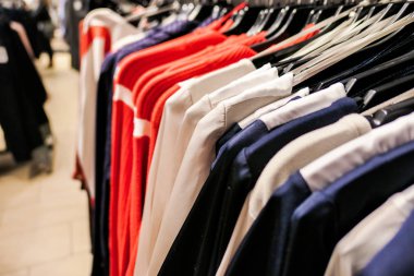 Casual modern giyimleri bir butik mağazası