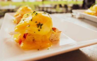 Haşlanmış yumurta bir lüks restoranda brunch için somon ile