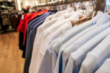 Casual modern giyimleri bir butik mağazası